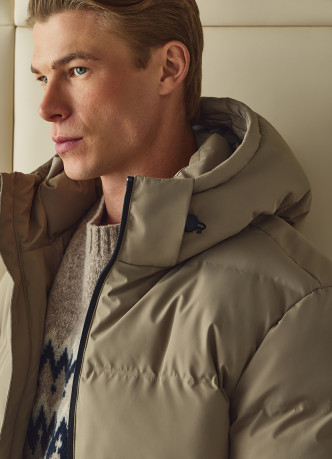 Утеплённая куртка с капюшоном и бесшовной стёжкой