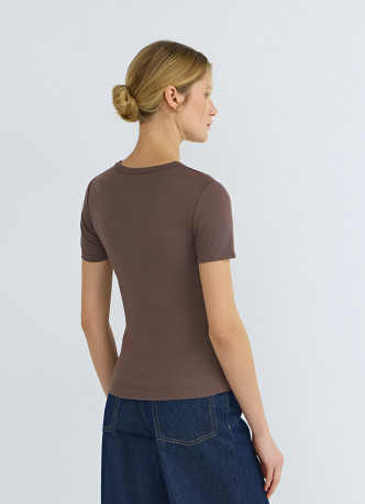 Приталенная футболка в рубчик