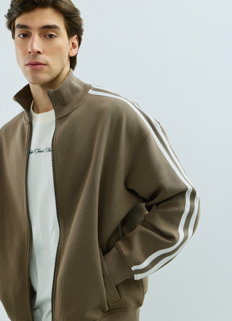 Бомбер на молнии с контрастными деталями