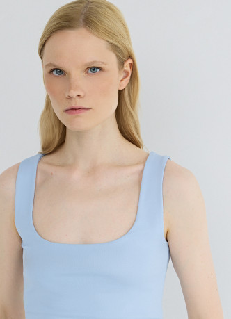 Топ с широкими бретелями