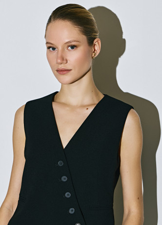 Жилет с ассиметричной застёжкой на пуговицы