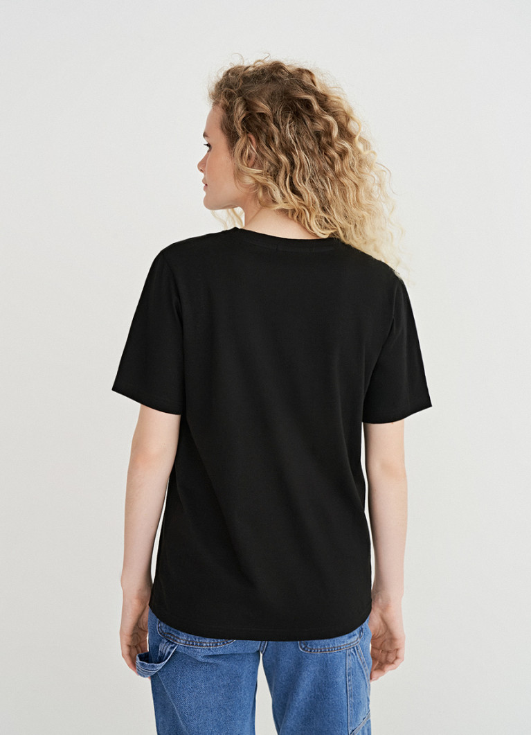 Черная базовая футболка. Белая футболка оверсайз. Basic одежда. Объемная футболка женская. Объемная футболка.