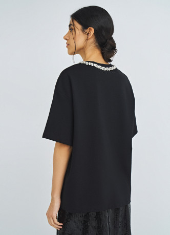Футболка с декором у выреза