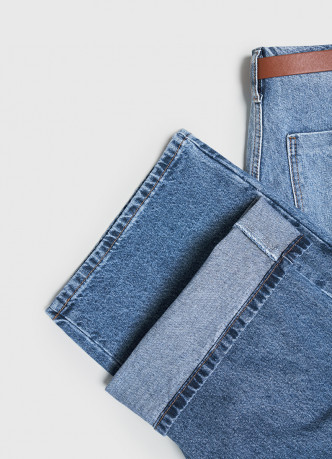 Широкие джинсы с высокой посадкой и ремнем