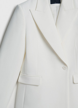 Приталенный двубортный жакет