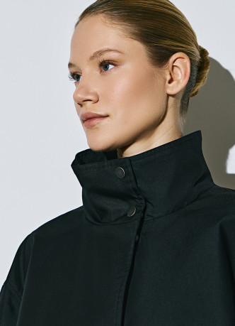 Короткая куртка с воротником-стойкой