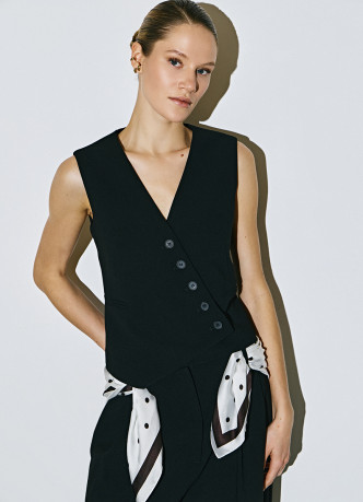 Жилет с ассиметричной застёжкой на пуговицы