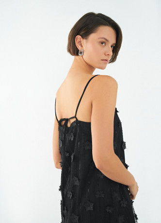 Платье с пайетками и декором в виде цветов