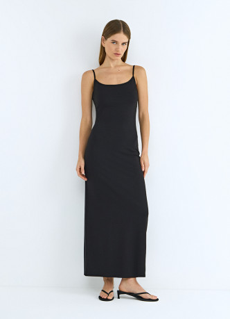 Приталенное платье на тонких бретелях