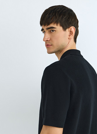 Поло из текстурной ткани с молнией