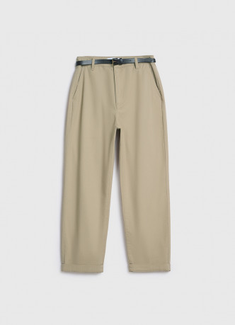 Чиносы с ремнём