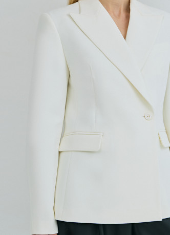 Приталенный двубортный жакет