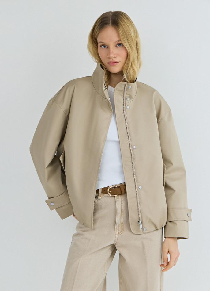 Короткая куртка с воротником-стойкой