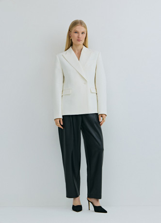 Приталенный двубортный жакет