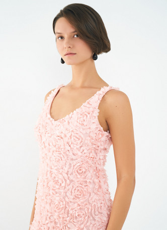 Облегающее платье с объёмными цветами