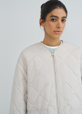 Легкая стеганая утепленная куртка