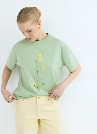 Футболка с цветочным принтом