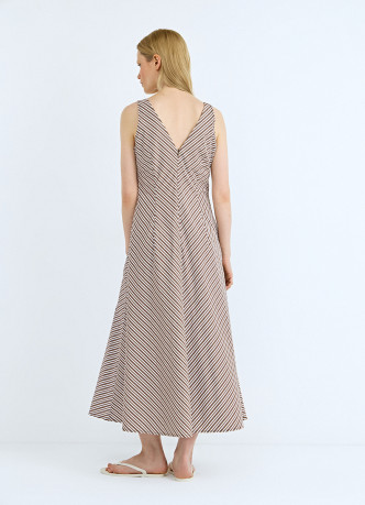 Приталенное платье с V-образным вырезом