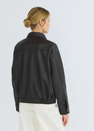 Легкая куртка из искусственной кожи