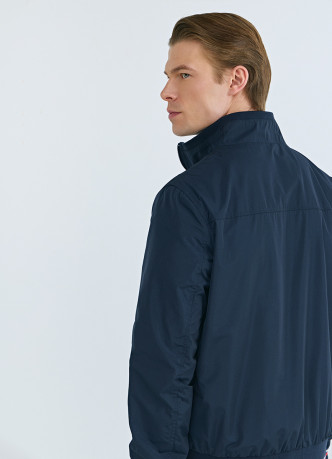 Бомбер с контрастными деталями