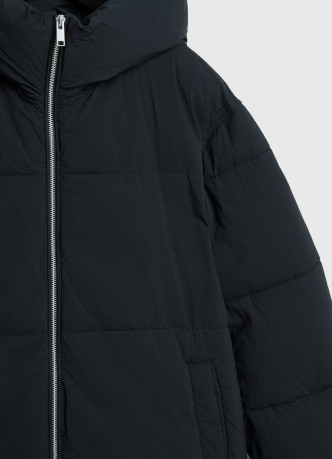 Утеплённая стёганая куртка с капюшоном