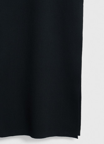 Вязаное платье в рубчик с горловиной-стойкой