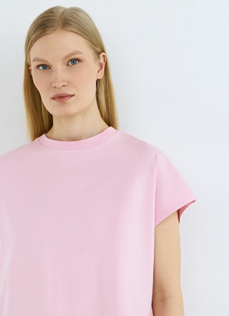 Футболка со спущенным плечом