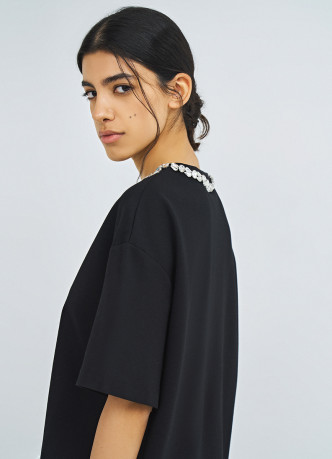 Футболка с декором у выреза