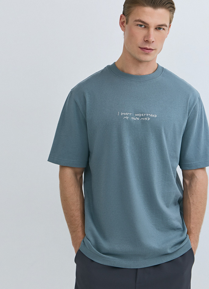 Футболка с текстовой вышивкой