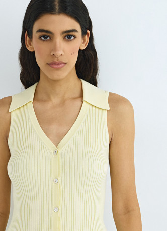 Трикотажный жилет в рубчик с воротником