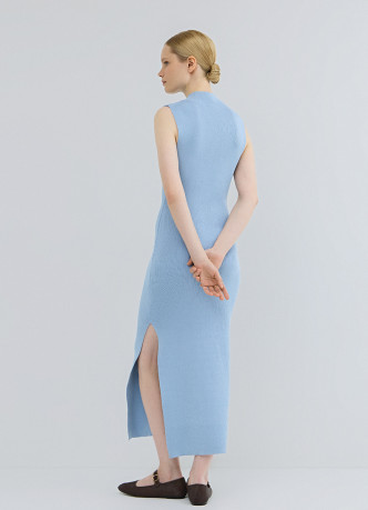 Вязаное платье в рубчик с воротником-стойкой