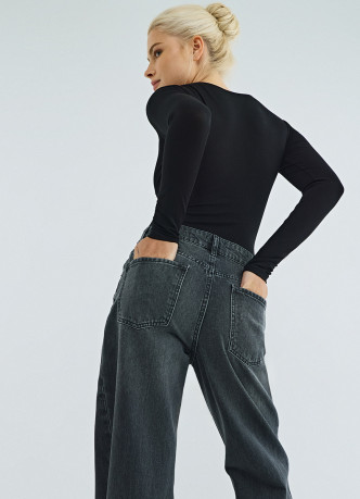 Расслабленные джинсы со средней посадкой
