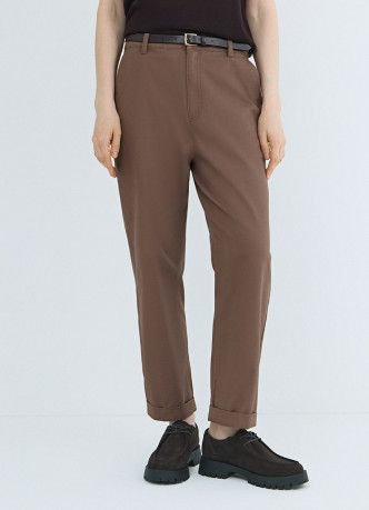 Чиносы с тонким ремнём