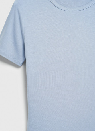 Приталенная футболка в рубчик