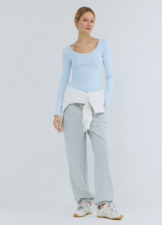 Приталенный лонгслив в рубчик