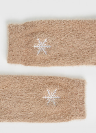 Пушистые носки с вышивкой