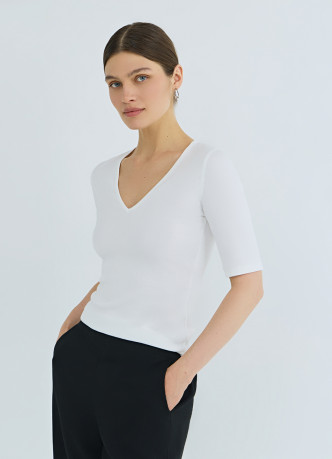 Футболка в рубчик с V-образной горловиной