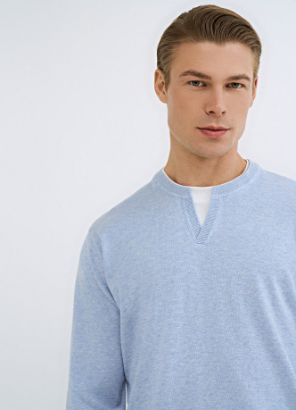 Джемпер с V-вырезом