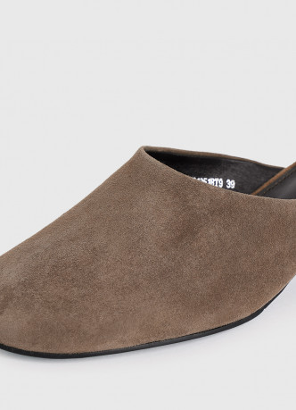 Замшевые мюли на каблуке