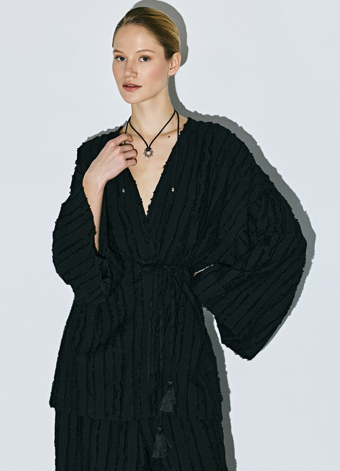 Укороченное кимоно с поясом из декоративной ткани