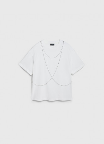 Футболка с декором из навесных цепочек