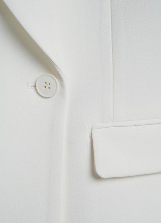 Приталенный двубортный жакет