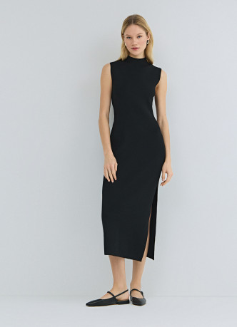 Вязаное платье в рубчик с горловиной-стойкой