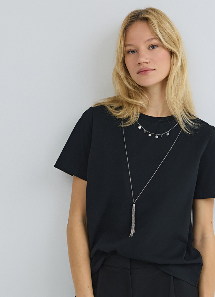 Футболка с ожерельем