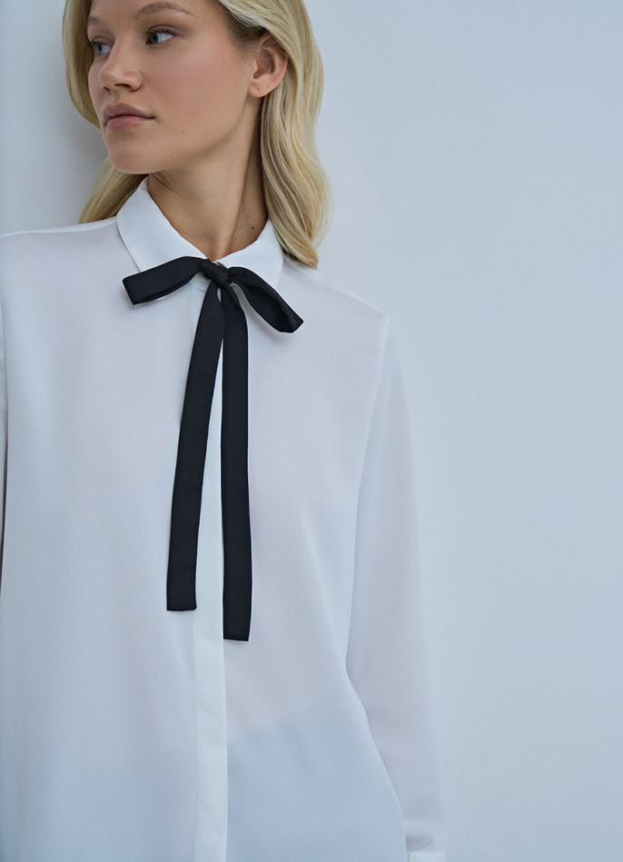 Блузка с контрастным галстуком-бантом