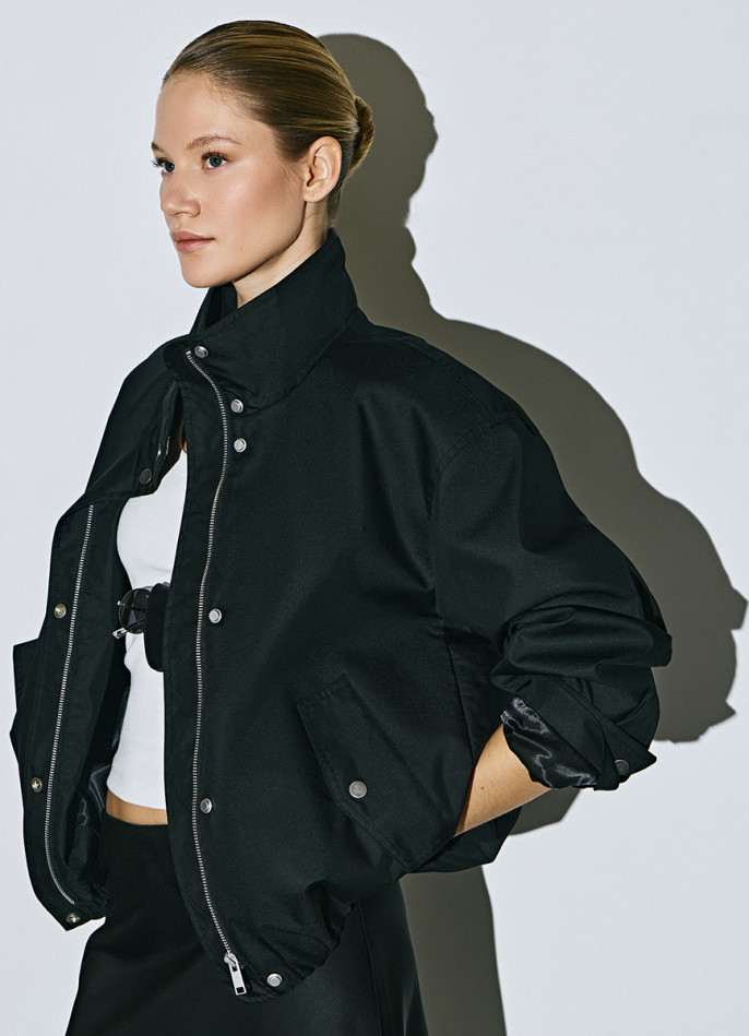 Короткая куртка с воротником-стойкой