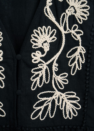 Топ с вышивкой и баской