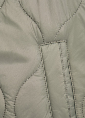 Стёганая утеплённая куртка с воротником-стойкой