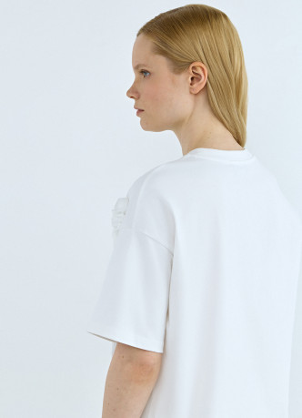 Футболка с цветочной аппликацией