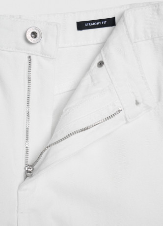 Прямые джинсы с разрезами на коленях